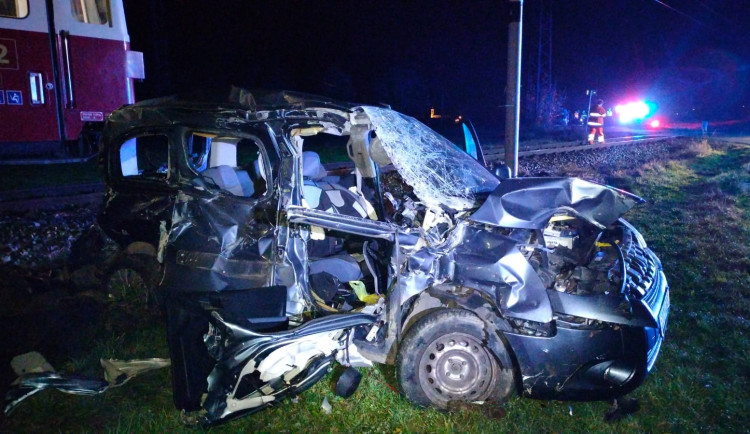 Při střetu vlaku s autem zemřel muž. Snažili se ho zachránit svědci i zdravotníci