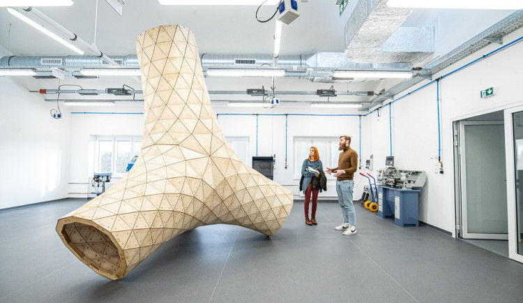 Jedné z prostor laboratoří vévodí tato skulptura Iva Loudy z FUA. Foto: Anna Šíma Kopková