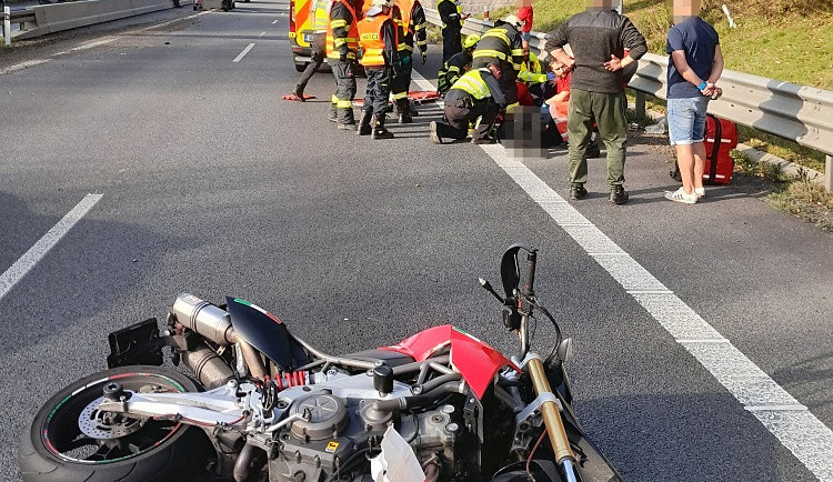 U Jeřmanic havaroval automobil, následně do něj narazili dva motorkáři