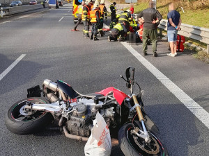 U Jeřmanic havaroval automobil, následně do něj narazili dva motorkáři