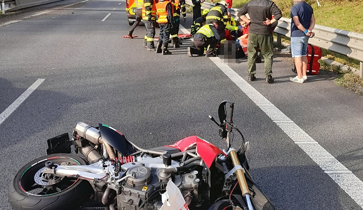 U Jeřmanic havaroval automobil, následně do něj narazili dva motorkáři