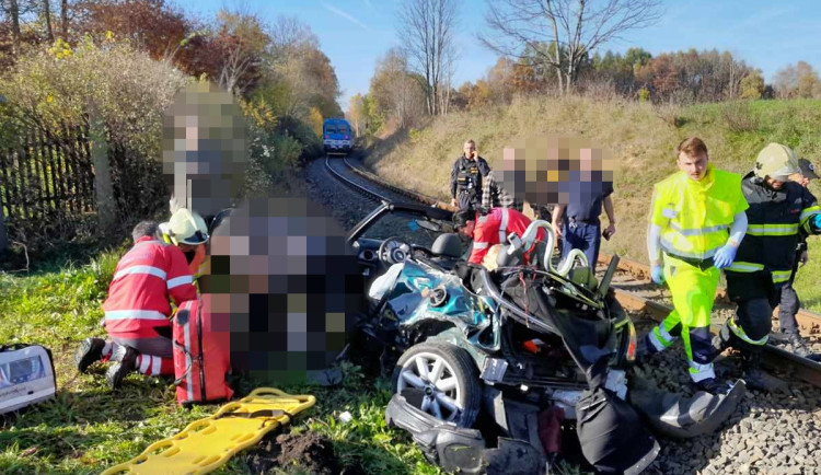 V Jablonném v Podještědí se srazil vlak s osobním vozidlem. Při nehodě se zranily dvě osoby