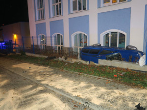 Mladý řidič nezvládl jízdu a havaroval. Prorazil plot a auto skončilo na boku opřené o dům
