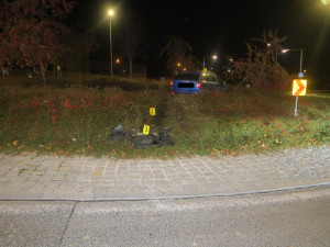 Řidič v Jablonci nad Nisou narazil do středu kruhového objezdu. Chtěl se vyhnout kočce