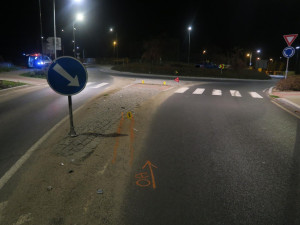 Řidič v Jablonci nad Nisou narazil do středu kruhového objezdu. Chtěl se vyhnout kočce