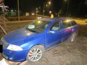 Řidič v Jablonci nad Nisou narazil do středu kruhového objezdu. Chtěl se vyhnout kočce