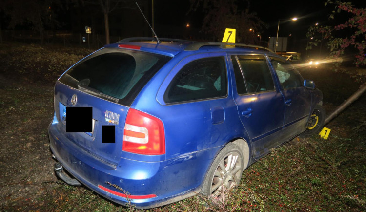 Řidič v Jablonci nad Nisou narazil do středu kruhového objezdu. Chtěl se vyhnout kočce