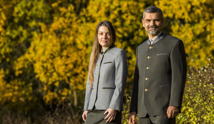 Správci v Krkonoších nosí nové slavnostní uniformy, dosud měli jen terénní stejnokroje