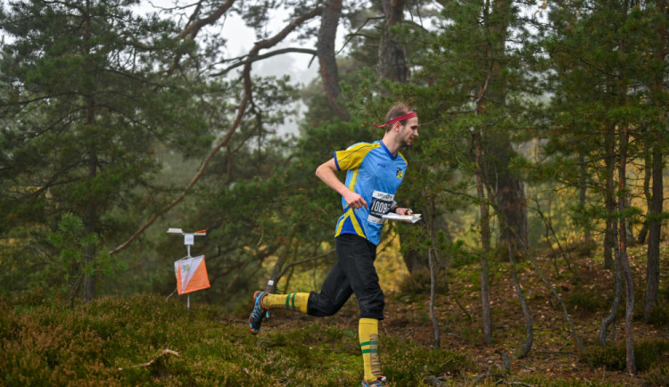Orientační běžci v pískovcových skalních městech — neztratili se