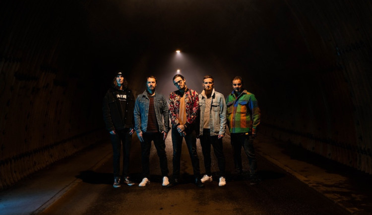 Meredith Hunter vydávají nový láskou prosycený singl Crashes