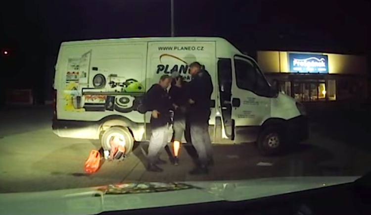 Batoh odložený u dodávky zaujal strážníky. V autě zrovna kradl zloděj