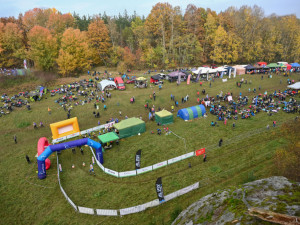 Orientační běžci v pískovcových skalních městech — neztratili se
