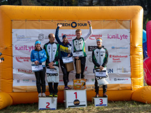 Orientační běžci v pískovcových skalních městech — neztratili se