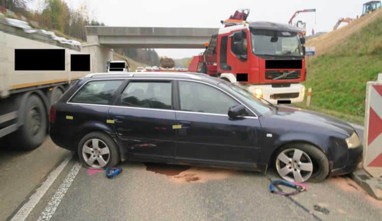 Honička u Jítravy. Ujíždějící auto zastavil až zastavovací pás, silnice byla uzavřená