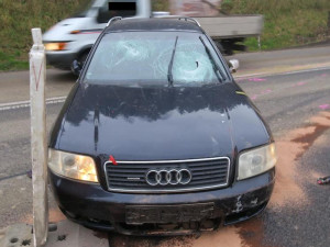 Honička u Jítravy. Ujíždějící auto zastavil až zastavovací pás, silnice byla uzavřená