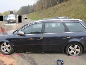 Honička u Jítravy. Ujíždějící auto zastavil až zastavovací pás, silnice byla uzavřená