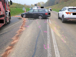 Honička u Jítravy. Ujíždějící auto zastavil až zastavovací pás, silnice byla uzavřená
