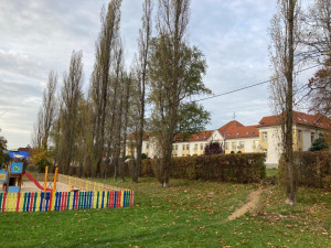 Ve Frýdlantu budou o víkendu kácet nebezpečné topoly u Rákosníčkova hřiště. Přilehlé parkoviště se uzavře