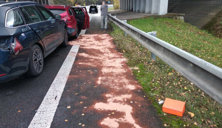 Na nájezdu na silnici 10 u Turnova se srazila čtyři auta. Tři lidé se zranili