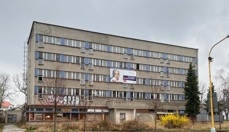 Zchátralý Kovák v Chrastavě už příští rok strašit nebude. Měl by jít k zemi ještě letos