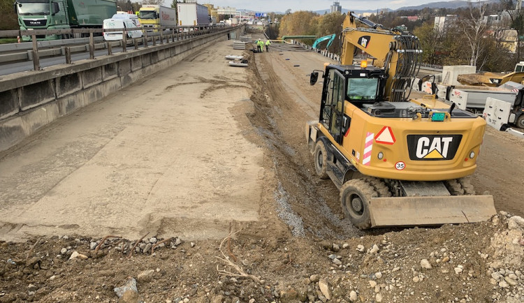 Práce na mostech na průtahu Libercem se na konci listopadu zastaví. Přes zimu bude silnici udržovat menší pluh
