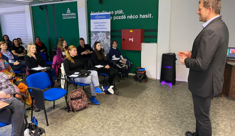 Ženy za volant patří. Potřebnou jistotu jim dodá speciální kurz bezpečné jízdy