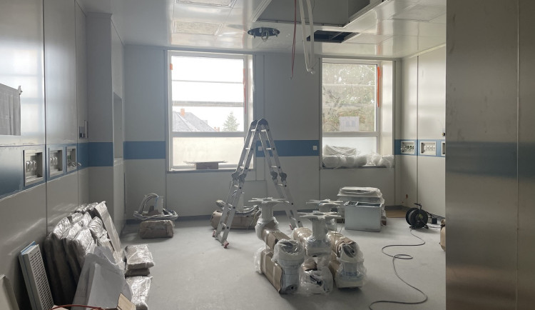 V liberecké nemocnici dokončují rekonstrukci dalšího patra operačních sálů. Zprovozní jej v prosinci