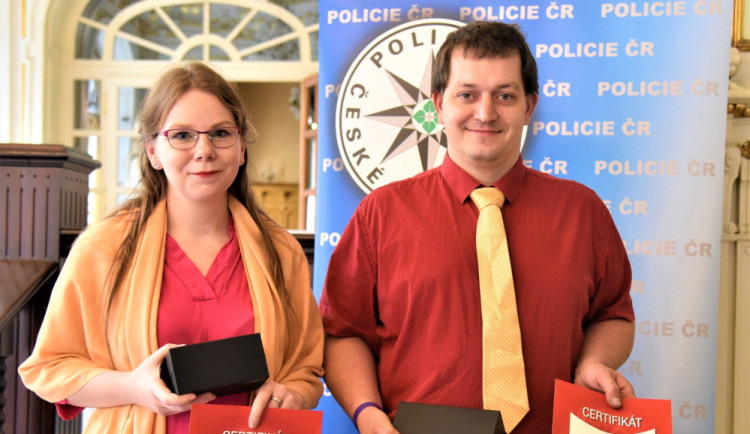 Zastavili opilého řidiče, nenechali ho jet dál. Manželé Schovancovi získali ocenění Gentleman silnic