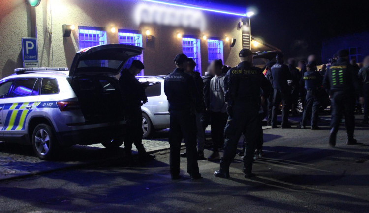 Policisté vyrazili do prodejen, restaurací a klubů. Mladé dívce v Liberci naměřili 1,88 promile