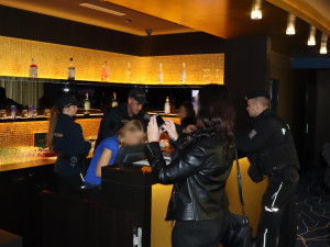 Policisté vyrazili do prodejen, restaurací a klubů. Mladé dívce v Liberci naměřili 1,88 promile