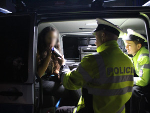 Policisté vyrazili do prodejen, restaurací a klubů. Mladé dívce v Liberci naměřili 1,88 promile