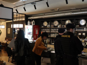 Policisté vyrazili do prodejen, restaurací a klubů. Mladé dívce v Liberci naměřili 1,88 promile