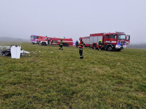 Při nehodě malého letadla v Ralsku zahynul jeden člověk