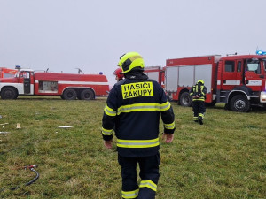 Při nehodě malého letadla v Ralsku zahynul jeden člověk