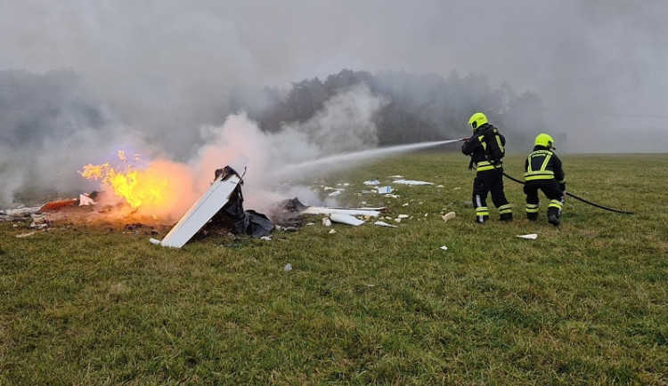 Při nehodě malého letadla v Ralsku zahynul jeden člověk
