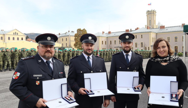 Policisté ocenění Záslužnou medailí Integrovaného záchranného systému