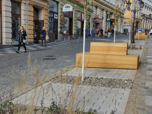 Nově upravené místo v centru Liberce. Ve spodní části Moskevské jsou lavičky i nové stromy