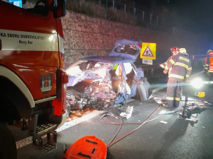 Tragická nehoda u Nového Boru. Čelní střet vozidel řidička nepřežila