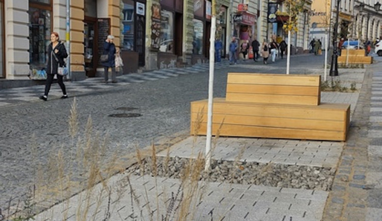Nově upravené místo v centru Liberce. Ve spodní části Moskevské jsou lavičky i nové stromy