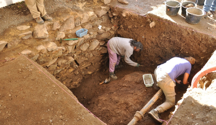 Archeologové nalezli na příhraničním hradu Grabštejn zbytky středověké zdi