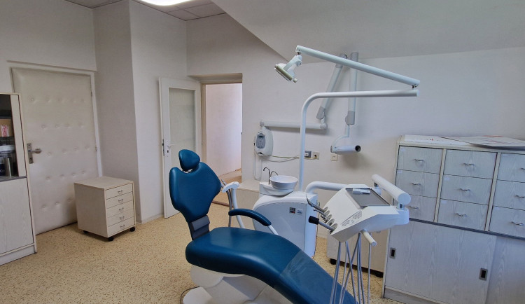 Na registraci v nové zubařské ordinaci v Hejnicích čekaly stovky lidí. První zájemci přišli v půl čtvrté