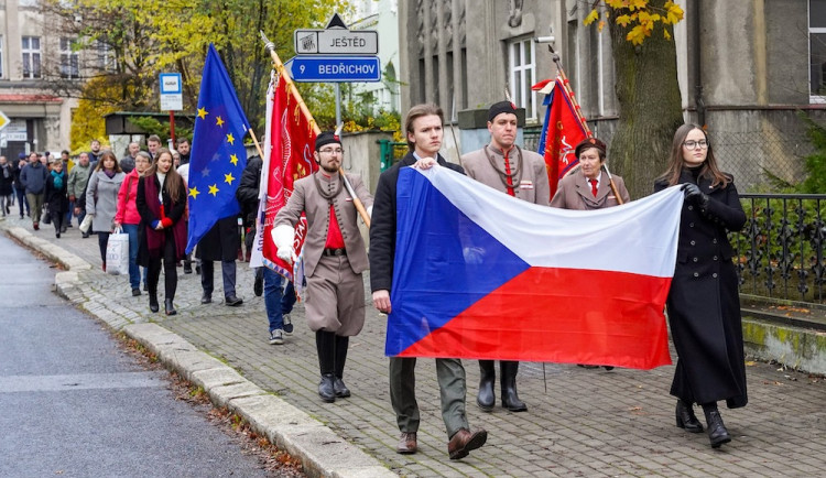 Liberec si připomněl listopad 1989. Městem prošel pochod proti zapomínání