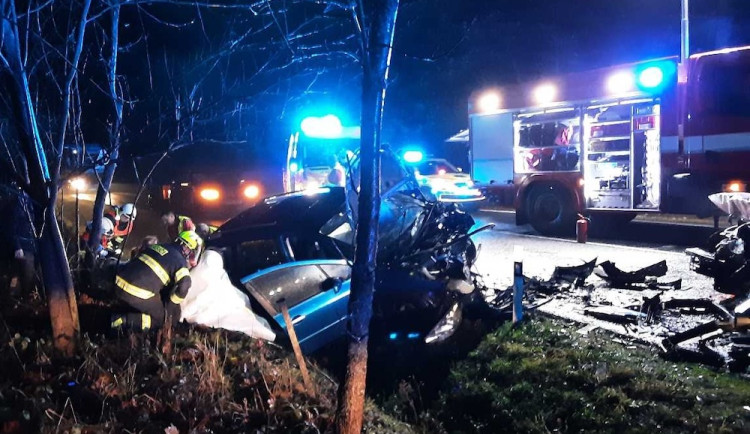 Vážná nehoda u Bělé. Při srážce dvou aut se zranilo osm lidí, čtyři těžce