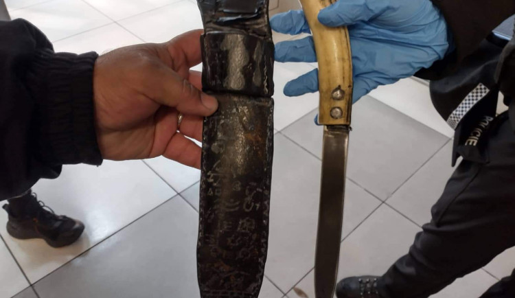 Incident na nádraží. Muž s nožem napadl prodejce zeleniny