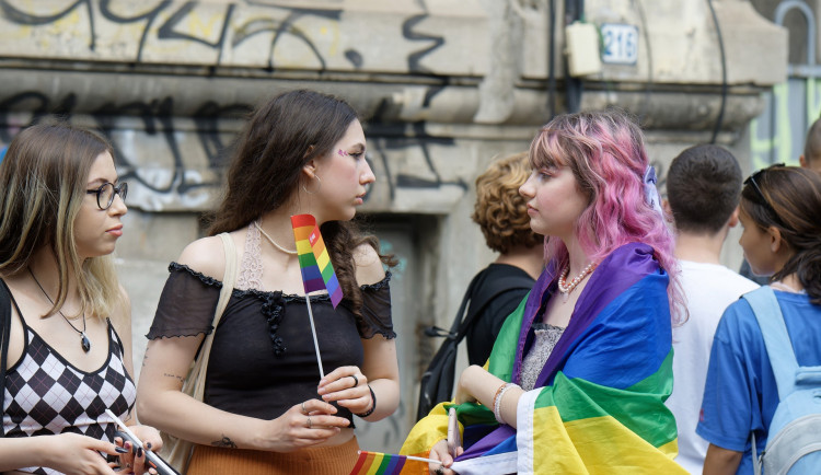 Jak se žije LGBT věřícím v Česku? Církev je přehlíží, učit se může od jihu Evropy