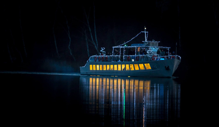 Regata Máchovo jezero připravuje na advent plavby vánočně vyzdobenou lodí Máj
