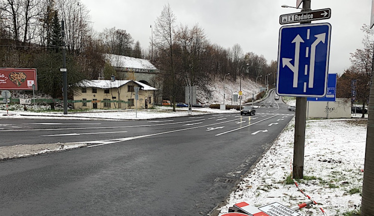 Modernizace křižovatky u viaduktu po dvou měsících skončila. Měly by odpadnout největší kolony