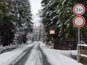 Do Libereckého kraje přišla zima. Silnice kolem přehrady Souš se uzavře