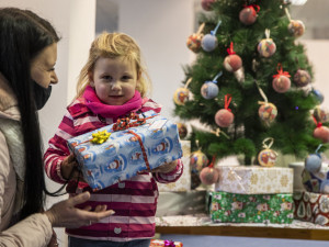 Startuje vánoční sbírka Krabice od bot. Cílem je rozdat 50 tisíc dárků dětem ohroženým  chudobou