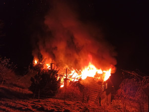 FOTO: Požár rodinného domu v Českém Dubu. Podkroví pohltily plameny